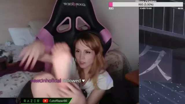 GAMER GIRL SHOWING FEET ON TWITCH MainsTube