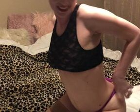 Nicole shakes her ass with foxtail buttplug