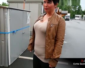 Zum Blasen bei OBI - Sextreffen mit dicker Kurzhaar MILF