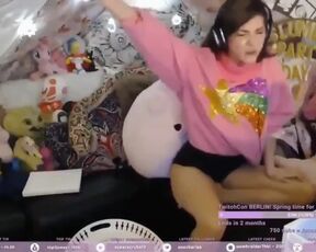 Twitch Thot Leaks Nudes on Stream!!