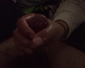 Oiled Handjob while she Texts her Boyfriend (cynthiabiscotti)