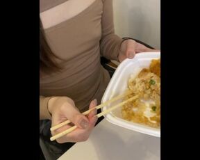 ノーブラでランチを食べる地下アイドルyoutuber