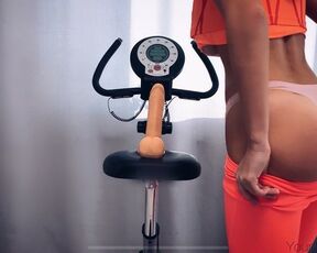 BEAUTIFUL GIRL HAD A GREAT ORGASM ON HER EXERCISE BIKE