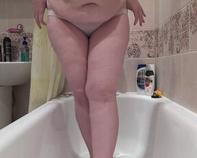 Old hairy pussy pissing close up. Mature MILF with a plump cunt urinates over the bathtub. Do you want her? Fetish. BBW.