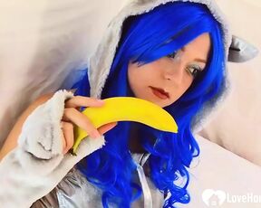 Cosplayer penetrates her hairy pussy with a banana